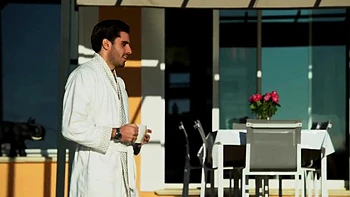 Blonde et brune baisent la bite en trio hardcore videos