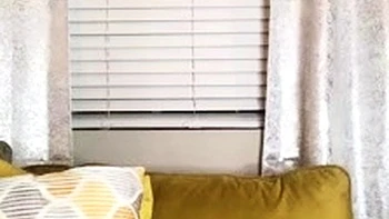 Mia Isabella wichst im Netzkleid videos