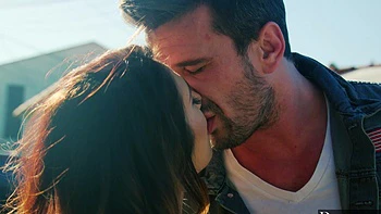 Manuel Ferrara folla a Eva Lovia en una sesión ardiente en la cama videos