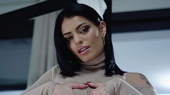 Горячая брюнетка Клара Миа и Майк Хилтон трахаются videos