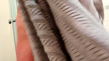 Зрелая блондинка с большой грудью после душа и кончает videos