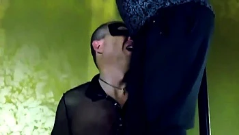 Femdom aplasta la polla con sandalias videos