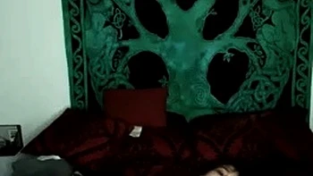 Brune asiatique se branle avec long gode videos