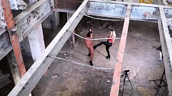 Blonde femdom écrase les couilles sévèrement videos