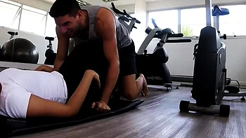 Teen brésilienne suce et se fait baiser à la salle de sport videos