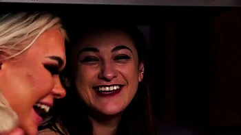 Zwei CFNM-Mädchen blasen und masturbieren den Glückspilz videos