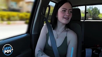 Nova vadia tatuada Imani Valor esticando a buceta apertada com um pau grande videos