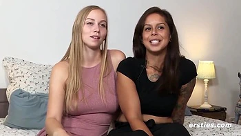 Lésbicas morenas de 18 años follan con dildo y dedos videos