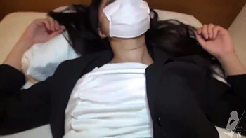 Gentleman baise une salope asiatique amateur en hôtel avec creampie videos