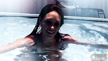 Charlee Chase hace una mamada bajo el agua con gran polla videos