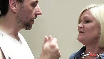 Cul à trois Aged Love : léchage, doigtage, sucer videos