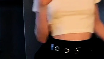 Маленькая шлюшка Элис Уайт стриптизит соло videos