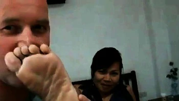 Pés tailandeses apimentados em close para fetiche asiático videos