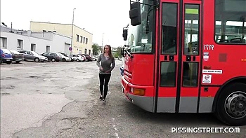 Sexo al aire libre con chica rasurada de Pissing Street videos