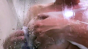 Мамка с большими сиськами дрочит дилдо videos