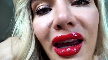 Доммелия трахает мамочкины губы videos