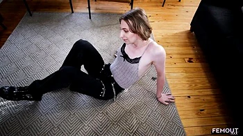 Trans fofa com mamilos rosas se masturbando sozinha videos