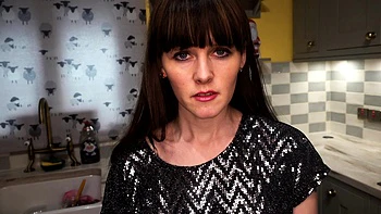 Adolescente morena se masturba sozinha no Natal videos