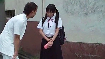 Два мужика с вибратором раздевают малышку с маленькой грудью и заставляют ее сквиртить videos