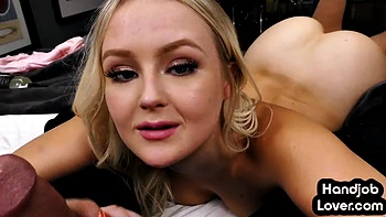 Rubia pequeña provoca a su novio con tetas grandes videos