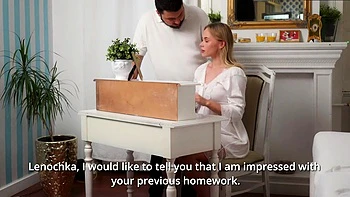 Loira inocente lambe um pau gigante e leva uma boa fodida videos