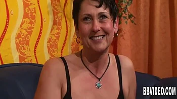 Немецкая MILF мастурбирует в каблуках videos