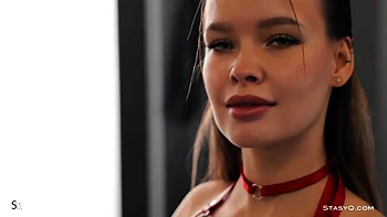 Пышногрудая брюнетка Ира Ветер в красном белье videos