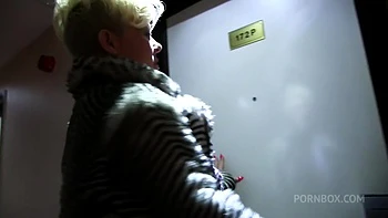 Milf rubia en látex follada a pelo sin condón videos