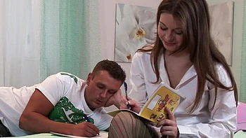 Брюнетка в чулках делает домашку с футфетишем videos