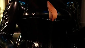 Kleiner Schwanz, Erniedrigung und Essfetisch mit Latexsklave videos