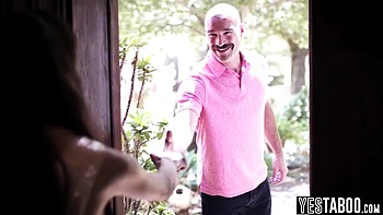 Отчим трахает молодую девушку пасынка на улице - Чарльз Дера и Эмма Джейд videos