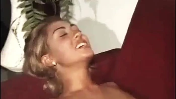 Rubia caliente con gran culo gime y eyacula videos