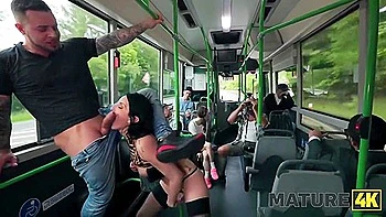 Milf Vitoria chevauche grosse bite et creampie videos