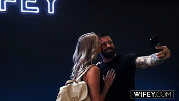 Esposa rubia cachonda follada a dos pollas negras gigantes videos