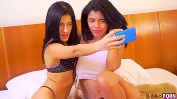 Chupando tetas grandes de lesbianas latinas videos