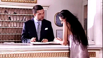 Le gérant d’hôtel baise une jeune cliente brune avec grosse bite, blowjob et facial videos