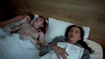 Madrasta e meia-irmã fodem enteado em ménage no hotel videos