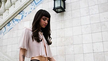 Adolescente nua Ivy exibe sua buceta peluda videos