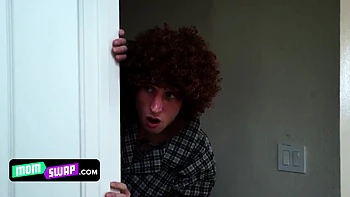 MILFs peitudas fodem o enteado mimado em grupo videos