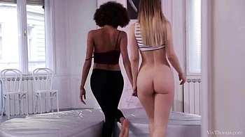 Luna Corazon et Stella Cox dans un sexe lesbien interracial videos