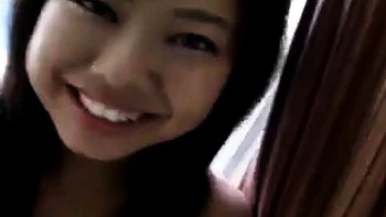 Asiatische Amateurin Fuko zeigt riesige braless Titten im großen Pullover videos