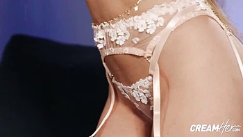 Creamher saugt Schwanz tief und fickt hart videos