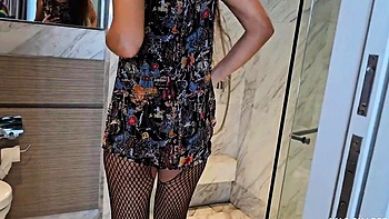 Versautes brünettes Zimmermädchen wird vom Roomservice gefickt videos