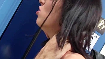 Brünette mit kleinen Titten bekommt Doppelpenetration und Rimming videos