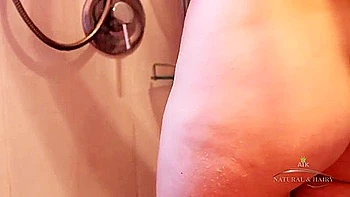 Aeryn Walker no banho, espiamos sua buceta videos