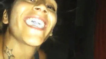 Loira gorda chupando pau com mão e gozada videos