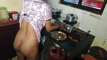 Noiva indiana fodida forte na cozinha enquanto cozinha videos