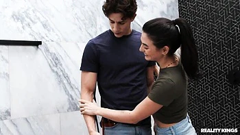 Худая Вероника Родригес сосёт член и скачет на жёстком догги videos