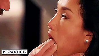 Острая Вики ебется с большим хуем в позе собачки videos