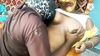 Tia indiana peituda rouba corrente e leva dedada videos